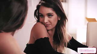 Busty ចធ្លោថៅកែចង់ឃើញរបស់នាងតឹងហុងបុគ្គលិ perky tits ប្រសិនបើនាងចង់ដើម្បីរក្សាការងាររបស់នាង។នាងបានកំណត់របស់នាងនៅលើជង្គង់របស់នាងដើម្បីលិទ្ធ pussy របស់នាង