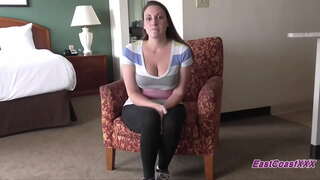 Store Pupp MILF suger og knuller to gutta i audition