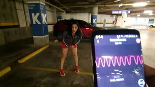 قرنية فتاة الاصبع بوسها في المركز التجاري للسيارات