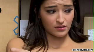 Horny Opisyal sa katapusan gets sa usa ka higayon sa fuck Emily Willis sa doggy