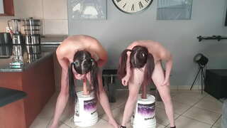 2 عارية صغيرة titted pigtailed الفاسقات على حد سواء القيام دسار القرفصاء تبا التحدي معا | ركوب دسار