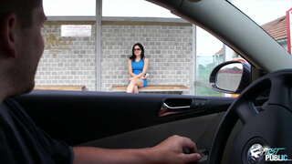 Salach dude piocadh uaigneach babe i stáisiún bus, ag léiriú di conas a cool is é poiblí a fuck sa nádúr