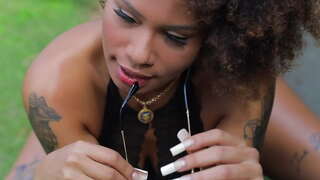 Bunduda gostosa סענטאָו אַ פּלאַץ אויף די קינד.