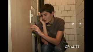 Jongen zit en staart