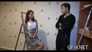 Chlapec sedí a hľadí