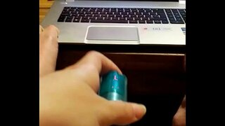 Гледам порно код куће са мојим дилдо...