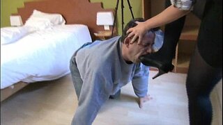عشيقة يجعلها العبيد الذكور لعق لها أحذية عالية الكعب عشيقة يجعلها العبيد الذكور لعق لها أحذية عالية الكعب