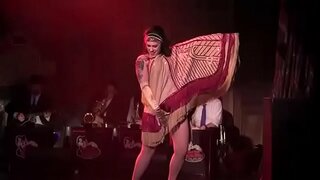 Dannie ဇယ်ခေါ် Danielle Colby လုပ်ဆောင်နှင့်အတူ Bustout Burlesque နယူး