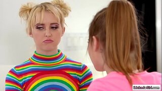 Vroče carwash teens drgnjenje vsako drugo muco po delu