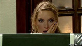 ���ວລຸ້ນຜິວເນື້ອສີຂາເດັກຍິງເວນພົບເຫັນຄເງົາຂອງນາງ stepmom ເອ Sonay ກ່ຽວກັບອິນເຕີເນັດແລະຫຼັງຈາກນັ້ນສຸມແລະຄີກົ້ນຍໍາຂອງນາງໃນການເປັນຂ້າທາດໃນຕຽງນອນ