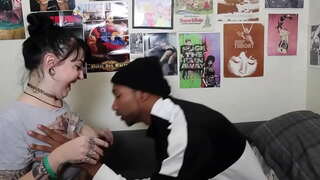 Белая шлюха берет в себя негра Белая шлюха берет в себя негра