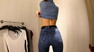 WOW! Varmega knabino kun malgrandaj mamoj vesti t-ĉemizo kaj bluzoj en publika locker ĉambro 4K 60Fps